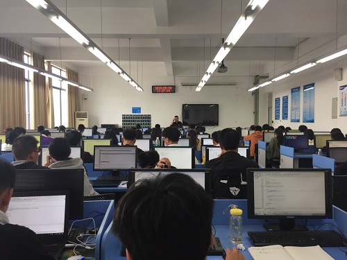 夯實(shí)專業(yè)基礎(chǔ)，賦能技術(shù)開發(fā)——計(jì)算機(jī)科學(xué)學(xué)院成功開展2018級計(jì)算機(jī)科學(xué)與技術(shù)專業(yè)校內(nèi)實(shí)訓(xùn)